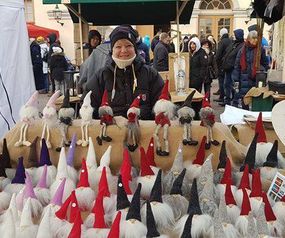 Mona säljer tomtar på Drottningholms julmarknad